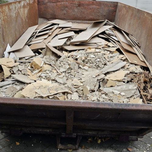 und 4 Container voller Bauschutt entsorgt.