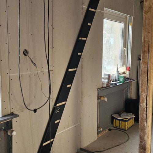 Anpassen der Stiege die später nach oben in den neuen Kerkerraum führt