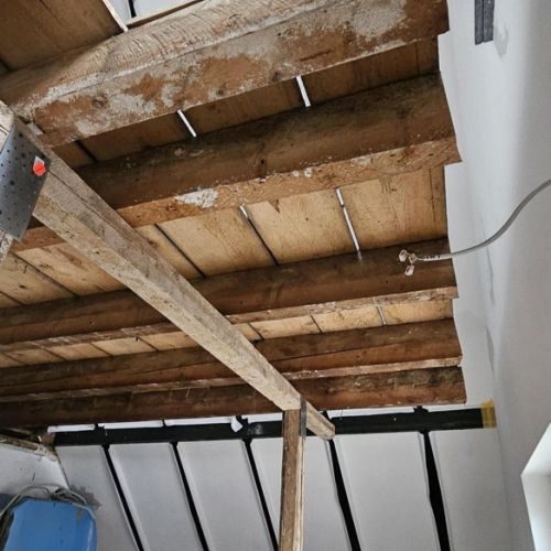 Man kann die spätere Raumhöhe erahnen, wenn die alte Decke raus ist!
