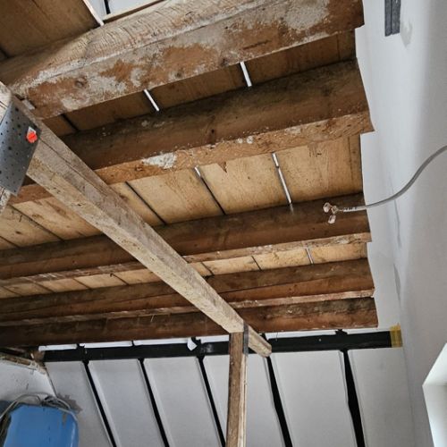 Man kann die spätere Raumhöhe erahnen, wenn die alte Decke raus ist!