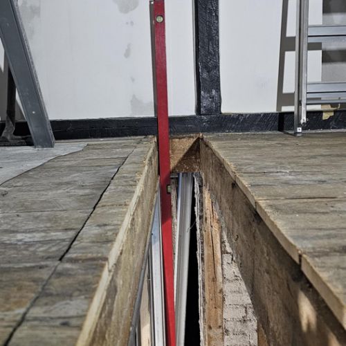 eine weitere Öffnung in der Decke markiert den Standort für die Wand des Kerkers genau auf dem Deckenbalken