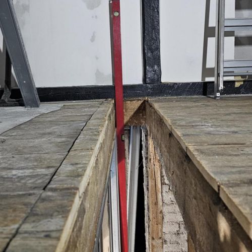 eine weitere Öffnung in der Decke markiert den Standort für die Wand des Kerkers genau auf dem Deckenbalken