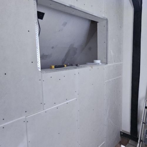 vor der Wand kommt die alte Geschossdecke weg, wenn sie nicht mehr als Arbeitsgerüst benötigt wird