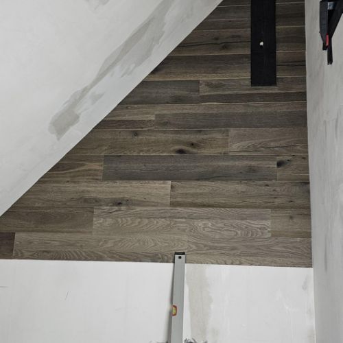 Neben Tapete auch Echtholzverkleidung, hier im Kerker