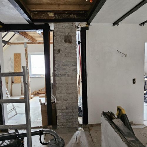 Der Kamin wird später als Dekoelement aus allen 3 Räumen sichtbar sein.