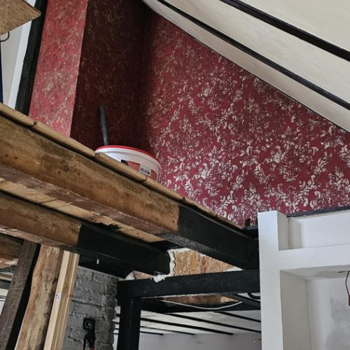 Mittlerweile hängen auch schon die ersten Tapeten