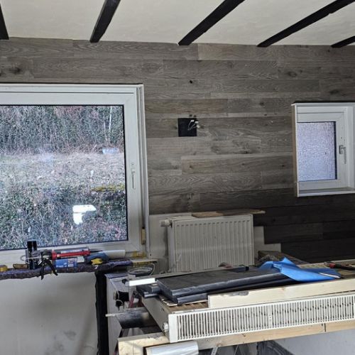 die Stirnwand bekommt eine Vertäfelung mit Echtholzplatten.