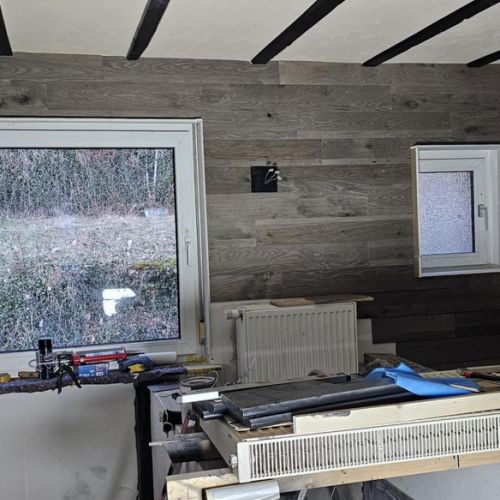 die Stirnwand bekommt eine Vertäfelung mit Echtholzplatten.