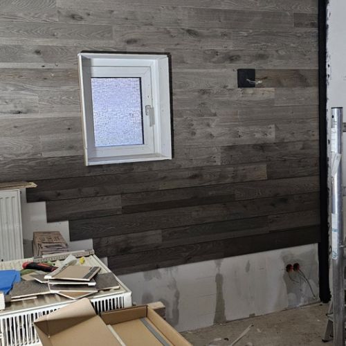 Die Einfassungen um die Fenster werden auch noch aus echtem Holz neu gemacht, jetzt dienen GK-Platten als Anschlag.