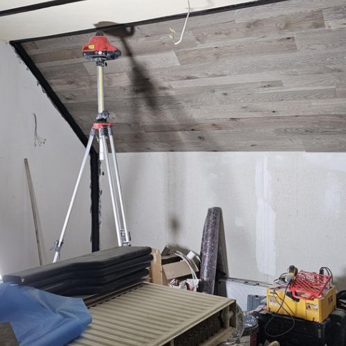 Links die Wand zum Schlafgemach bekommt auch komplett Echtholzverkleidung.