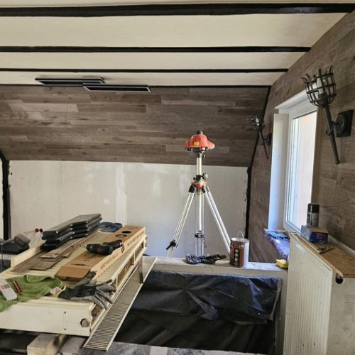 Die ersten Leuchten hängen