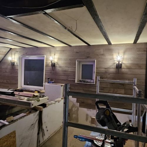 Nur zu gerne hätte ich einen schweren, schmiedeeisernen Kronleuchter passend zu den Wandfackeln aufgehängt. Aber das gibt die Raumhöhe einfach nicht her.