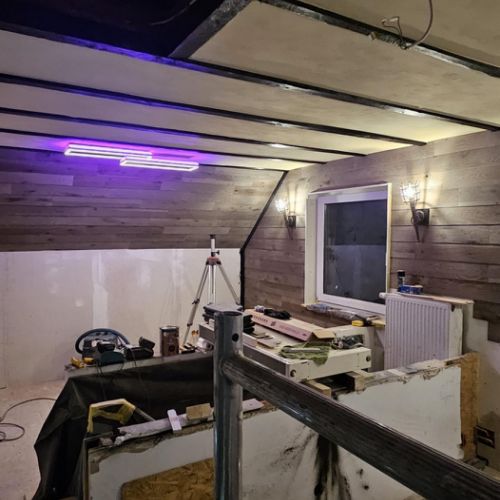 Aufgrund der Deckenhöhe von nur ~ 245 cm passt leider nur ein moderner, flacher Kronleuchter an die Decke.