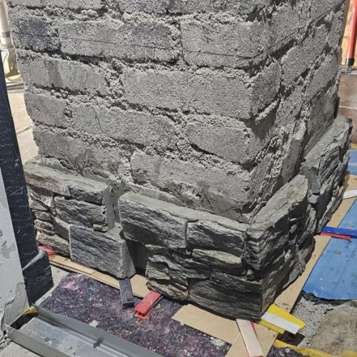 In jeder Reihe an jeder Seite des Kamins müssen überall kleine Stücke eingesetzt werden,