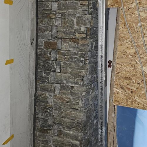 Und weil man die Trockenbauwand hier vor von der Seite des Kamins nicht mehr bauen kann