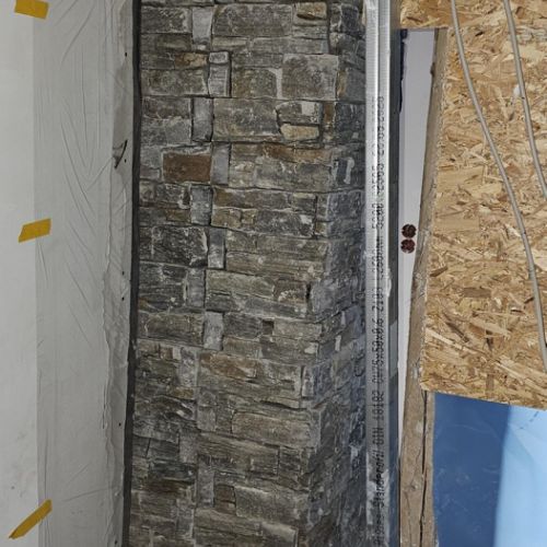 Und weil man die Trockenbauwand hier vor von der Seite des Kamins nicht mehr bauen kann