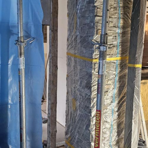 2 Baustützen um die provisorische Abstützung des Dachbodens durch einen alten Holzbalken entfernen zu können