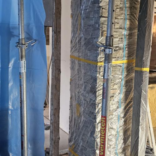 2 Baustützen um die provisorische Abstützung des Dachbodens durch einen alten Holzbalken entfernen zu können