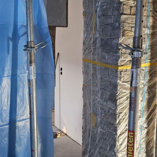 Ergibt Platz um die Wand hinter dem Kamin am Stück stellen zu können. Danach kommen wieder Holzbalken zur Abstützung zum Einsatz