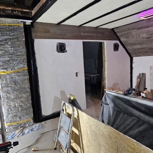 Immer wenn zwischendurch Zeit ist wird weiter an den Wandverkleidungen arbeiten!