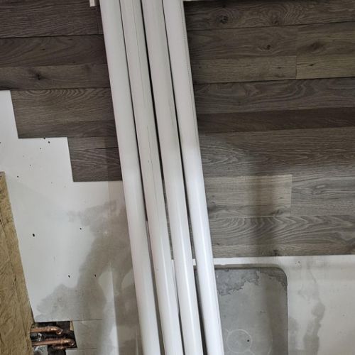 In der Wand werden auch die Anschlüsse zur Vakuumpumpe und zum Kompressor realisiert!