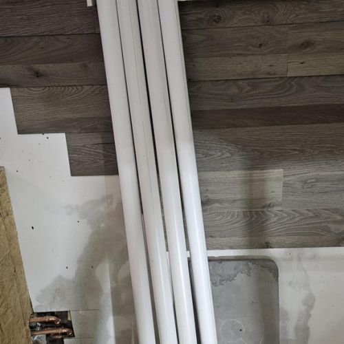 In der Wand werden auch die Anschlüsse zur Vakuumpumpe und zum Kompressor realisiert!