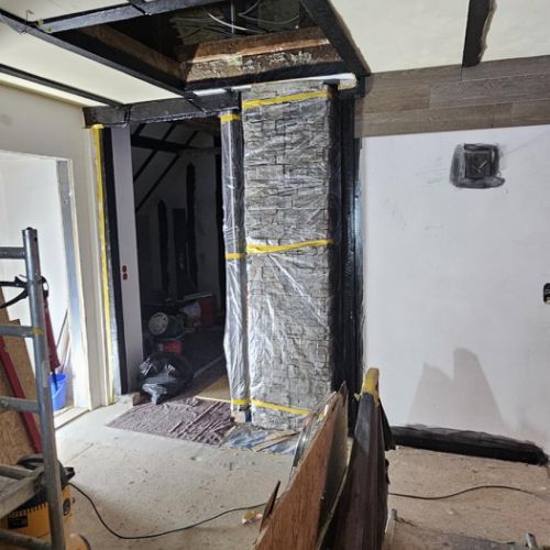 Die Brüstung links an der Treppe muss noch komplett neu gemacht werden, da es mal eine durchgehende Trockenbauwand war, ist sie abgesägt und reduziert als Brüstung - die auch ein Kreuz mit Person halten soll - nicht stabil genug.