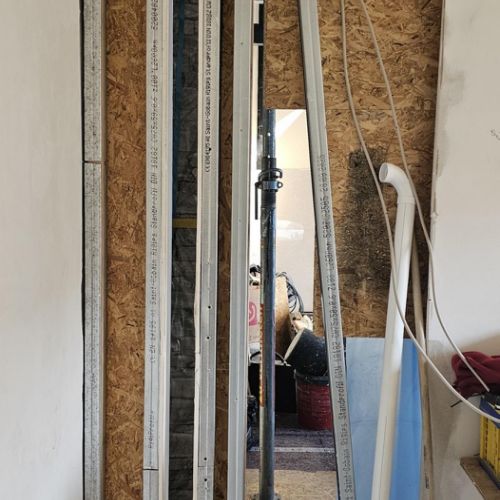 Zum Maßnehmen die vorbereitete Wand im Schlafgemach vor dem Schornstein einmal testweise gestellt.