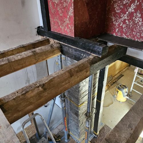 Die Demontage der alten Geschoßdecke beginnt,