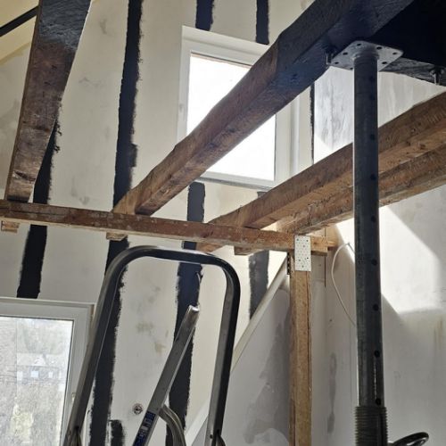 Alle Bretter weg, jetzt noch die alten Deckenbalken, die auch schon eine neue Funktion bekommen haben!