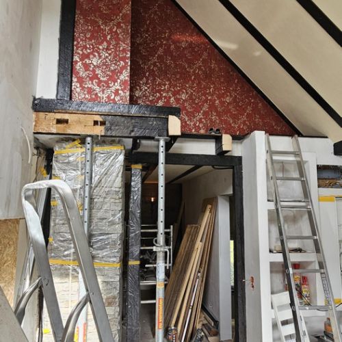 Das wars, die komplette Geschoßdecke ist zurückgebaut und es gibt ein tolles, hohes Zimmer her!