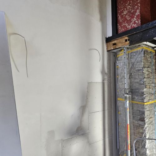 Das vorbereitete Wandteil mit dem 'Guck-Schlitz' auf den Schornstein aus dem Nebenzimmer passt und die Wand ist von dieser Seite zu. Von der anderen Seite muss noch diverse Haustechnik eingebaut werden.