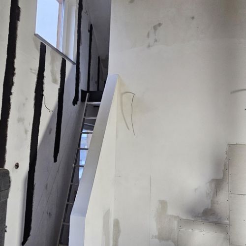 Das Treppenhaus hoch zum Kerker ist das Nächste was dran kommt, wenn die Stirnwand fertig tapeziert ist.