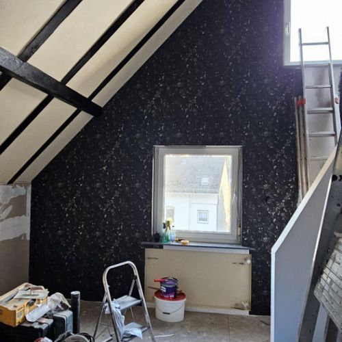 Die ersten Tapetenbahnen an der Stirnwand der Folterkammer kleben jetzt auch!