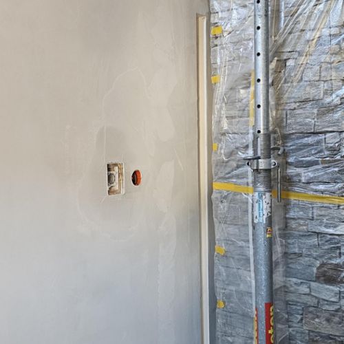 In der Folterkammer ist der Anschluß für die Vakuumpumpe direkt in der Wand 😇😎