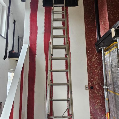 Die Wand an den geplanten Tapetenstößen farbig angepasst