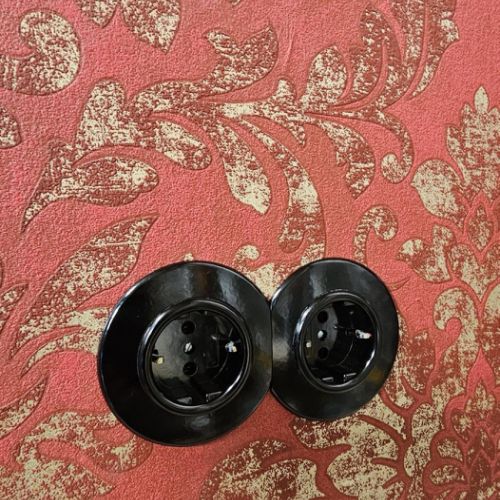 und Steckdosen wirken richtig gut auf der Tapete