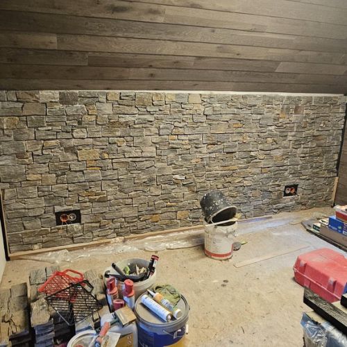 Nur noch den schiefen Dachansatz mit Holz verkleiden, dann ist das auch alles fertig